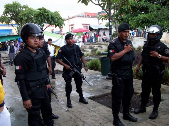 Pobladores detienen y atan a presunto ladrón