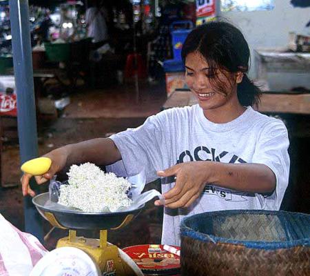 Los puestos permanecerán hasta el fin de la conmemoración.
