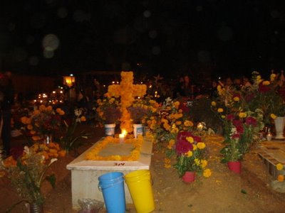 Oaxaqueños despiden a sus muertos