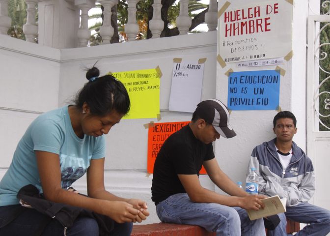 Continúan alumnos de Medicina bloqueo en avenida San Felipe