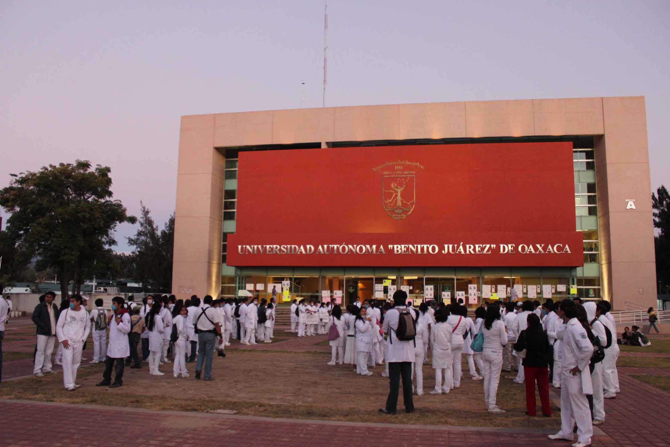 Exigen estudiantes solución al conflicto en Medicina