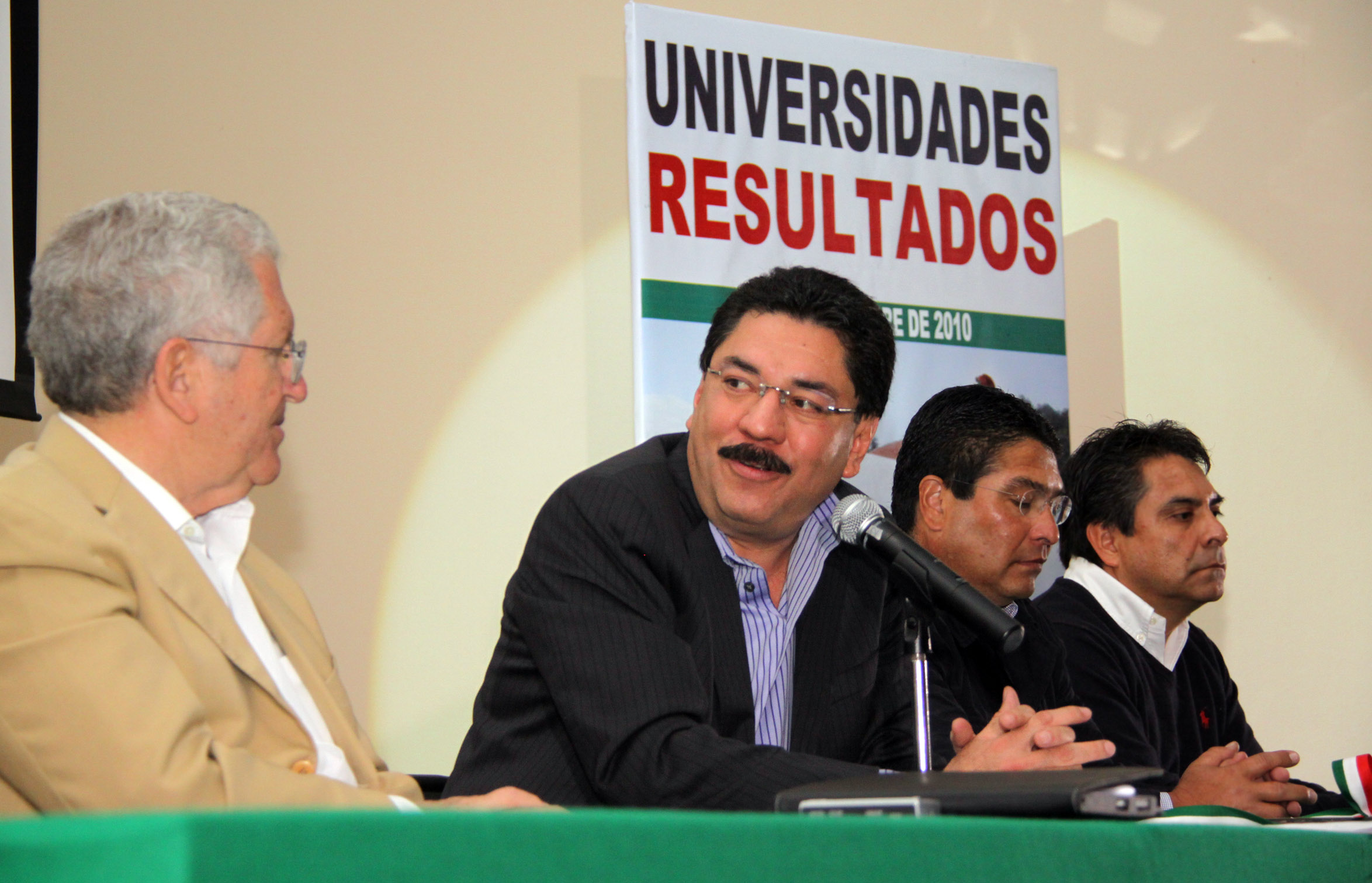 Entre protestas y gritos, entregan último informe de Ulises Ruiz