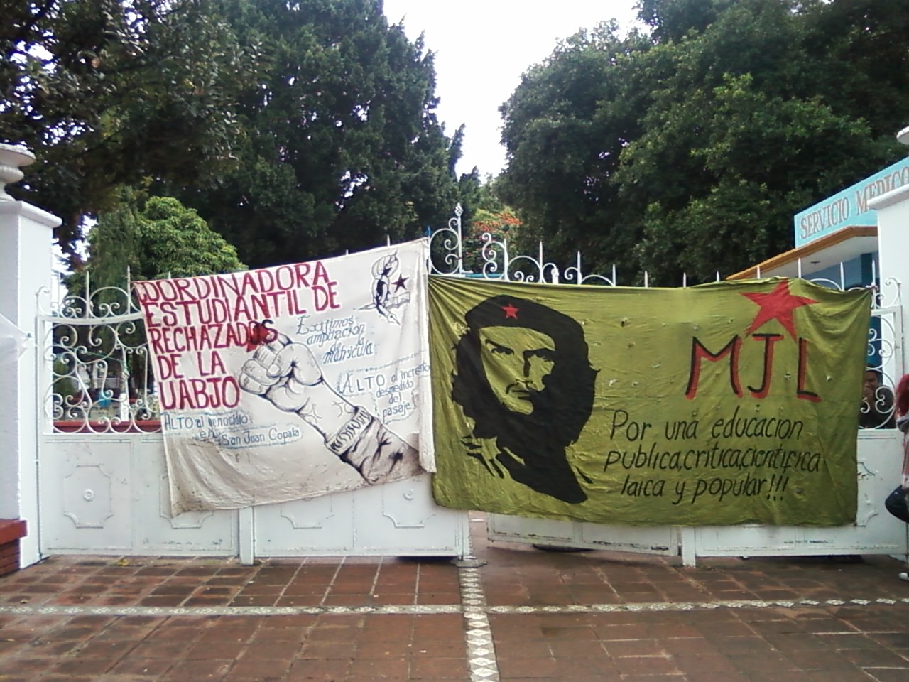 Bloquean avenida San Felipe alumnos de Medicina