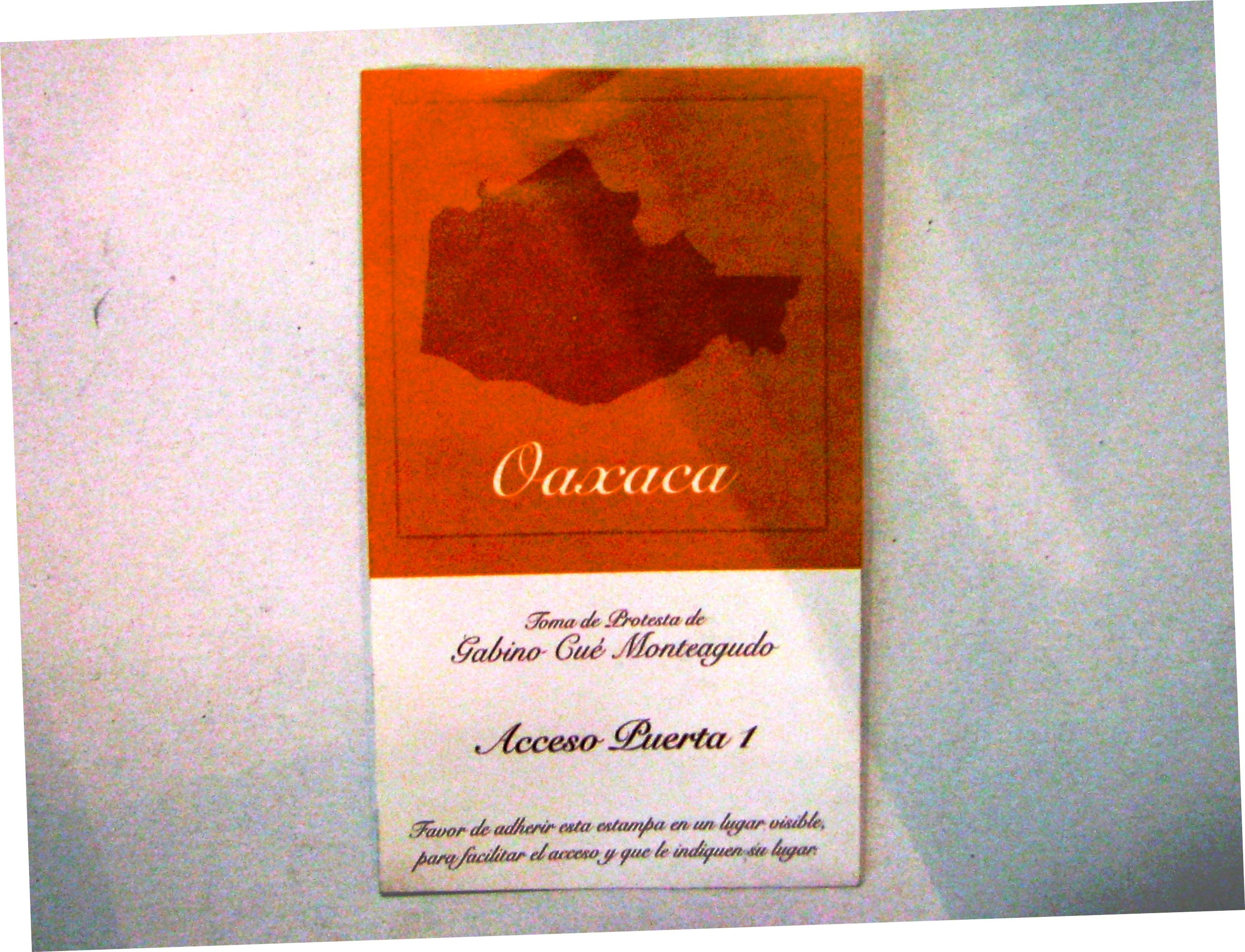 Ernesto Reyes, jefe de prensa de Gabino Cué, invade funciones del Poder Legislativo
