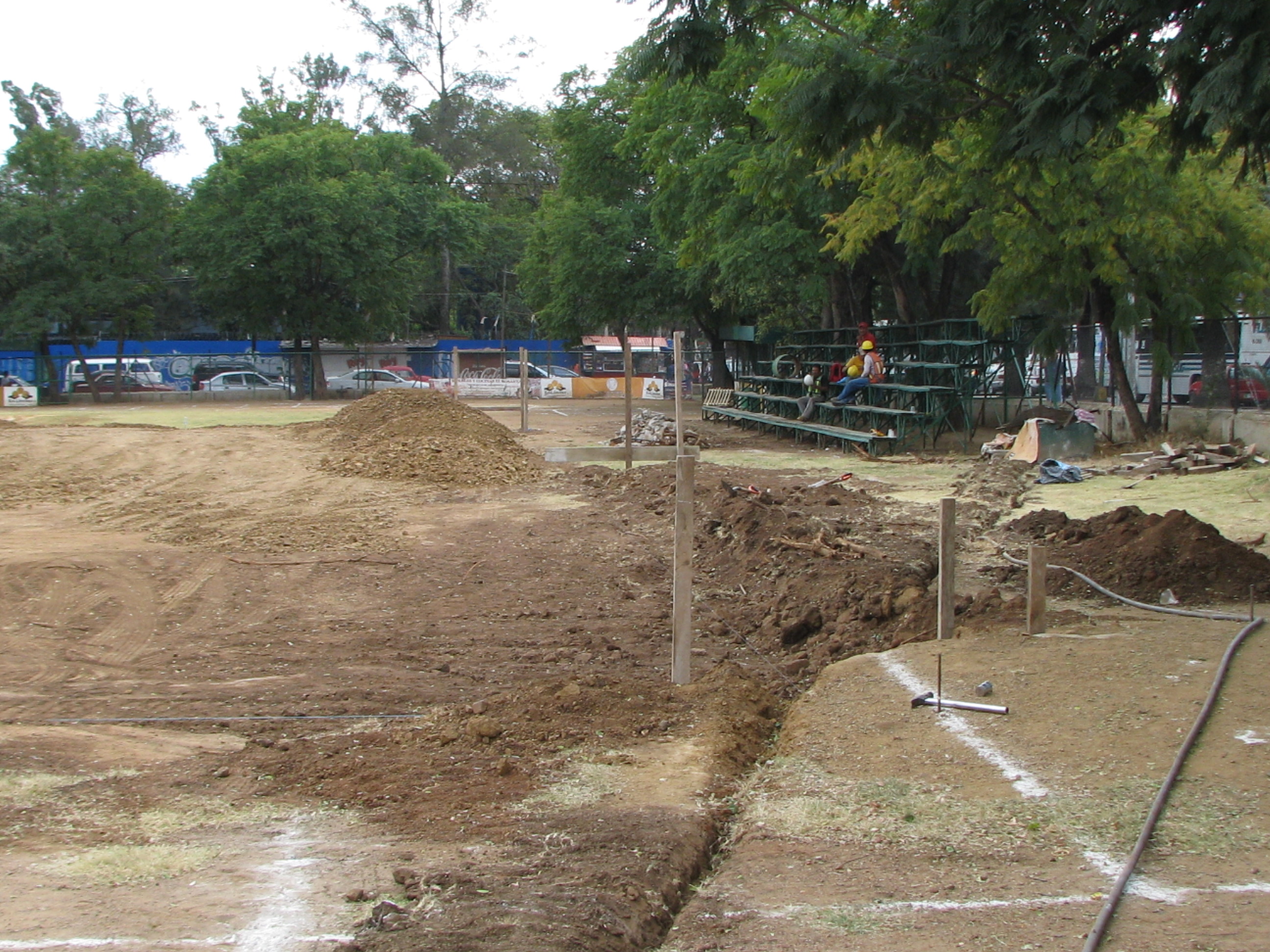 Destruyen parque de beisbol universitario por pista de hielo 
