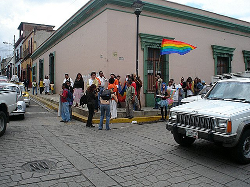 Bloquean trabajadores del Registro Civil calle de Armenta y López; exigen pago de quincena