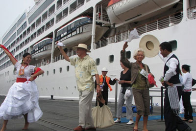 Rescatan a pasajeros de crucero incendiado