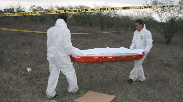 Hallan cadáver enterrado en fosa clandestina