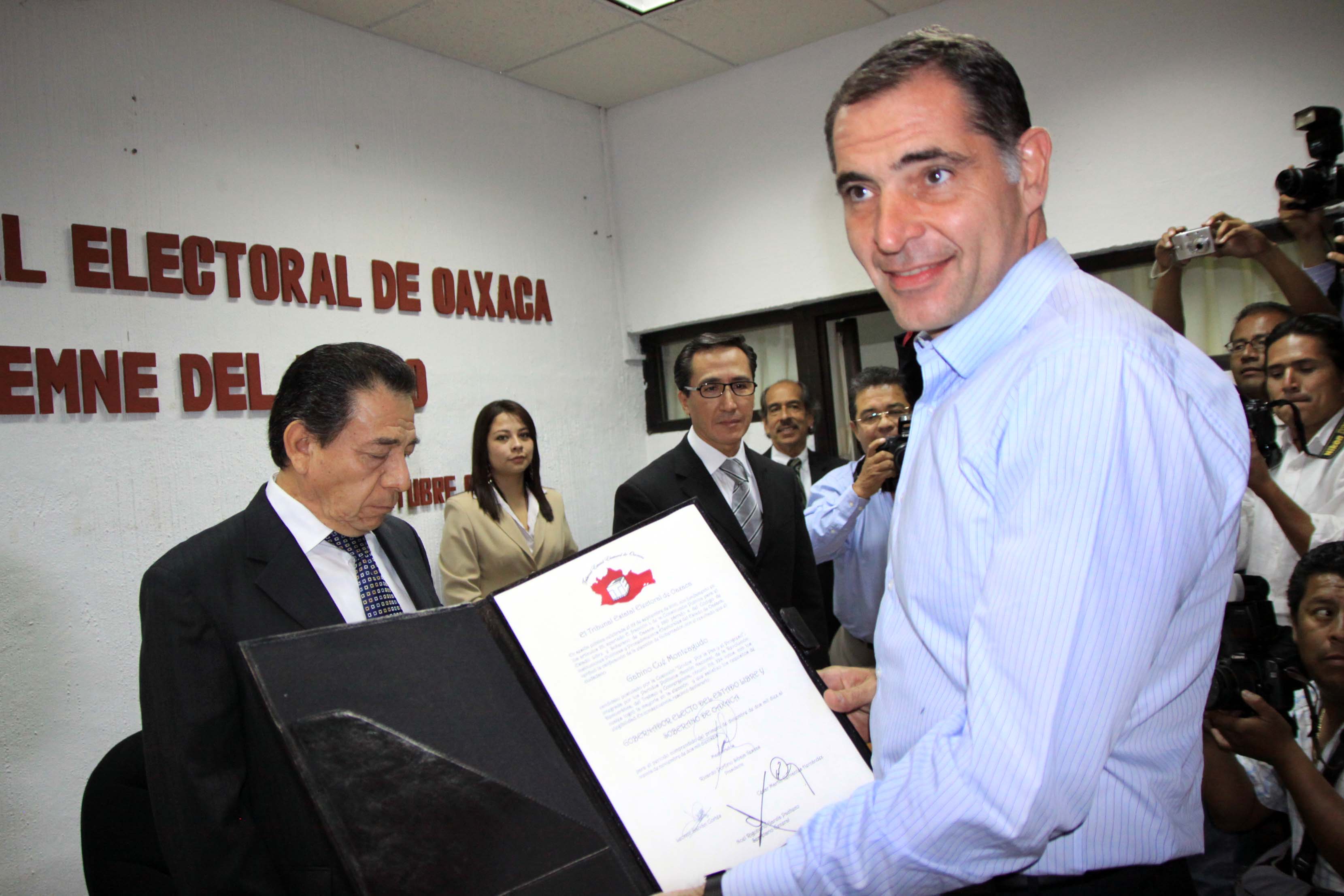 Llama Gabino Cué a conferencia de prensa de útima hora
