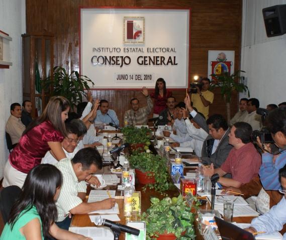 Bloquean indígenas instalaciones del IEE