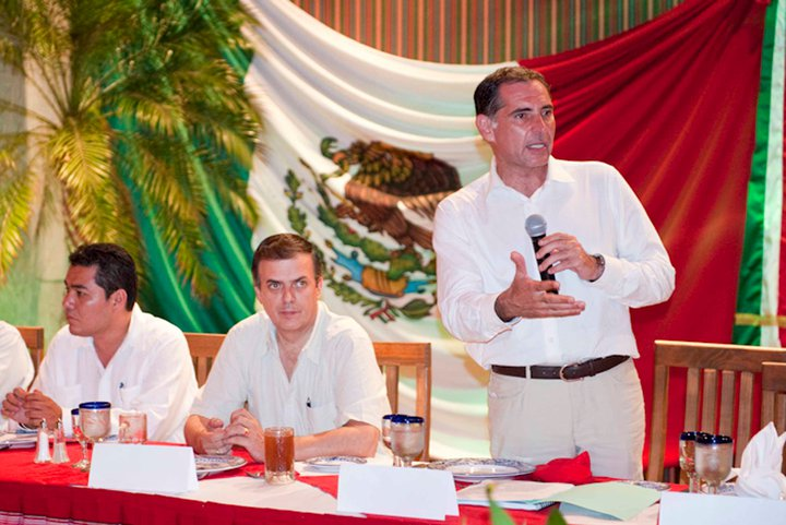 Cué no apoya ni se deslinda de Ebrard, rumbo al 2012