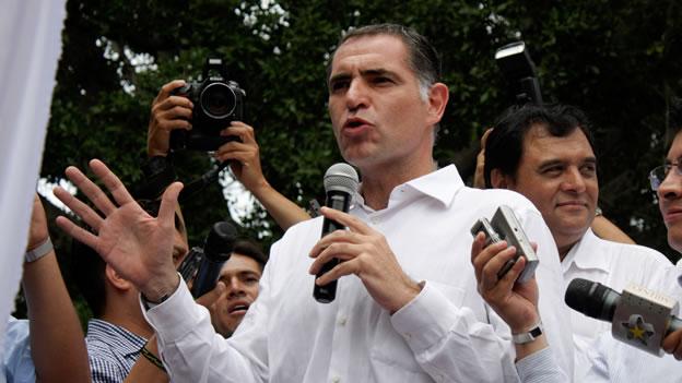 Quien no cumpla con la ley se va del gobierno: Gabino Cué