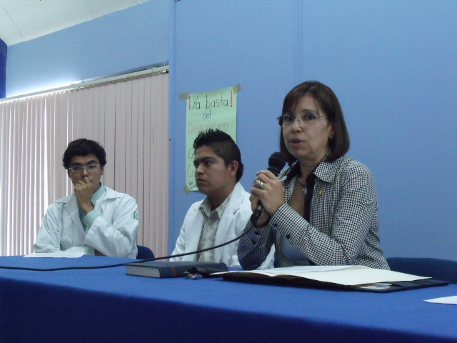 Alumnos de Medicina acusan a directora de negarse a firmar acuerdos