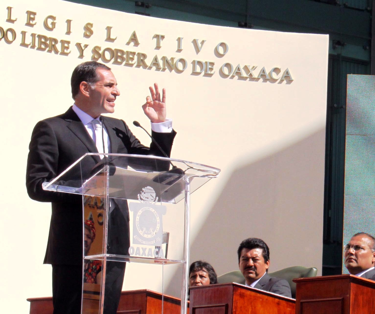 “No más alumnos sin clases”, pide Gobernador a magisterio