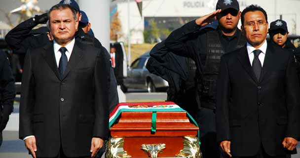 Homenaje a los policías abatidos en Michoacán; se registran manifestaciones por la paz