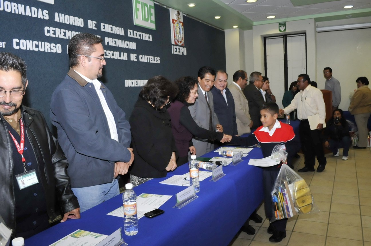 Premian ganadores del concurso escolar de carteles