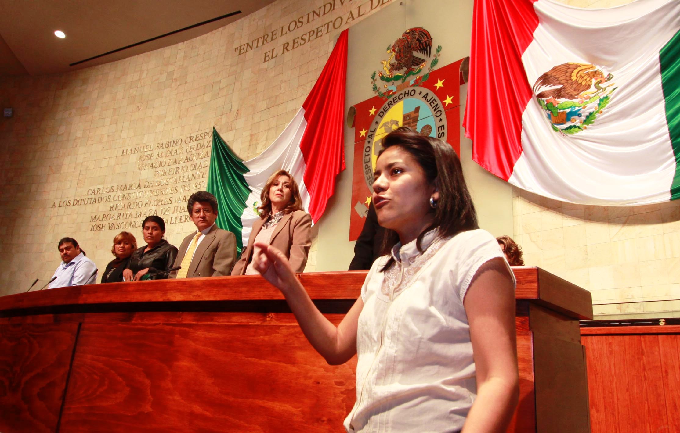 Les tira el teatro; rechaza periodista reconocimiento de diputados