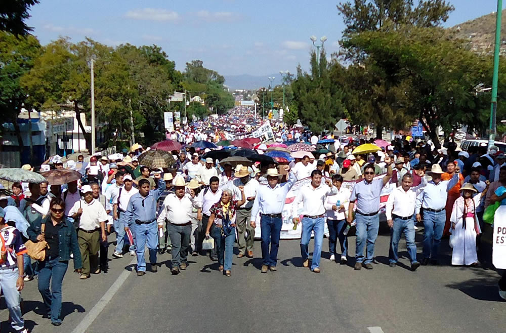 Gabino Cué inicia mandato ante paro educativo y marchas; estaremos vigilantes advierte la 22  