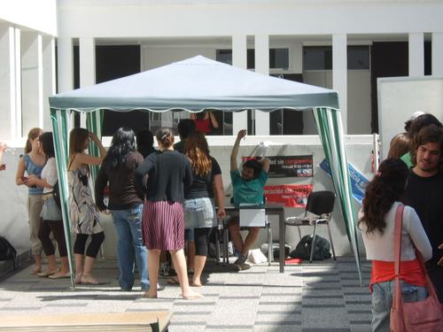 Entre tensión y descalificaciones, elecciones en Derecho