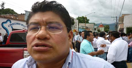 Hay más secretarios sin título profesional: Elías Cortés