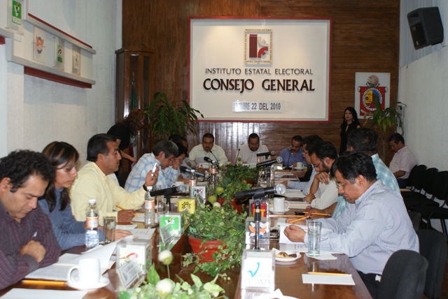 Pobladores de Sosola se manifiestan frente al IEE