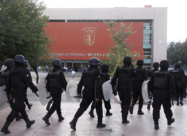 Enfrentamiento entre universitarios en elecciones y sindicato, que demanda cuotas sindicales, interviene la policía