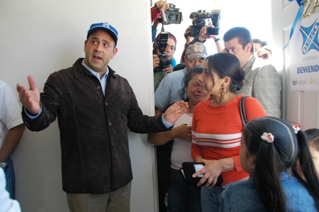 Recibe viuda de policía asesinado casa de manos del edil de Oaxaca