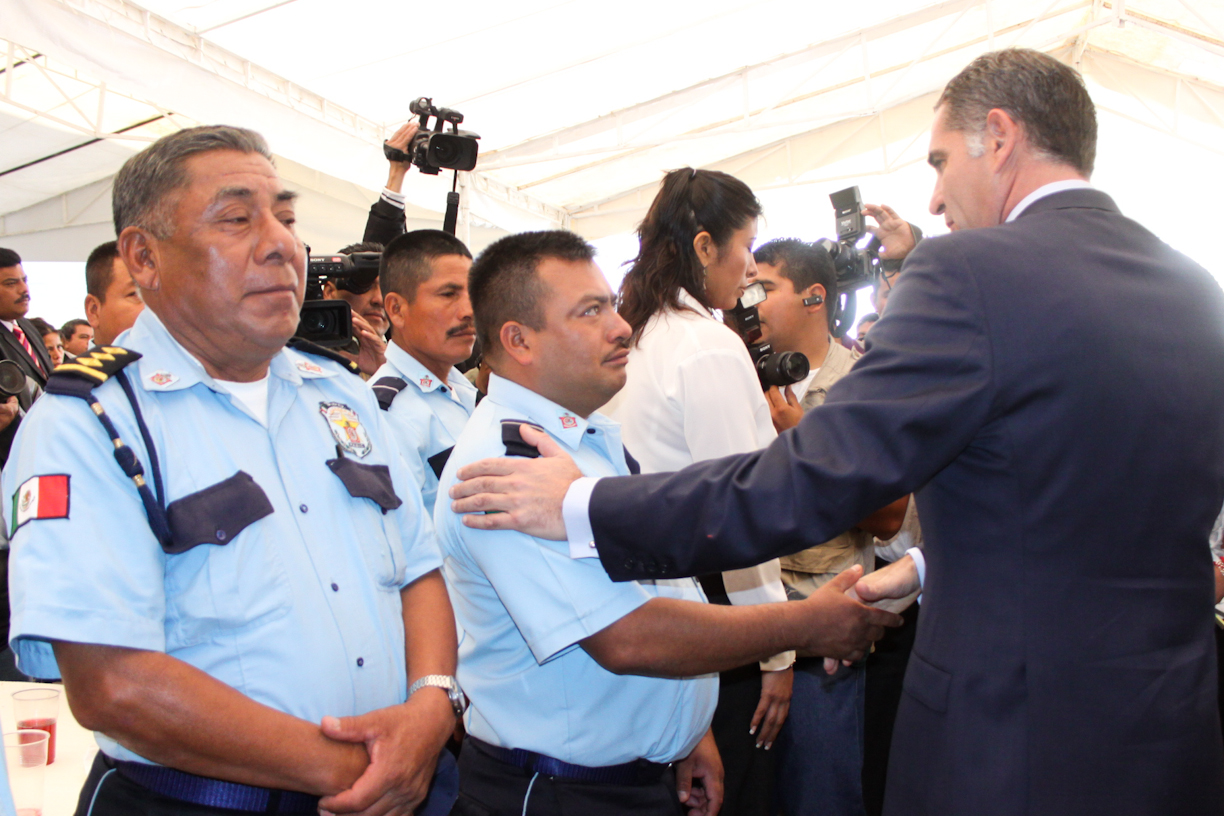 Gabino Cué incrementa seguro a policías en 50 por ciento; detectan 300 “aviadores” en nómina