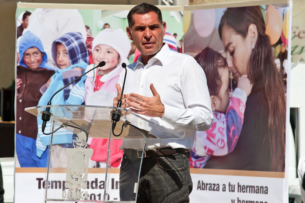 El diálogo tiene límite, se aplicará la ley; advierte Gabino Cué a indígenas asesorados por ex preso político