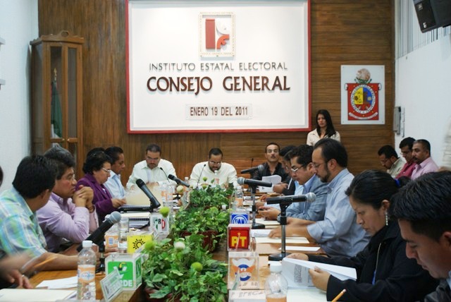 Indígenas chinantecos demandan a Gabino Cué, saque las manos del secretario de Desarrollo Rural, Salomón Jara, de la elección municipal