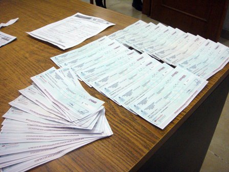 Portaba una pistola y cheques del IEEPO; detenido en el Mercado de Abastos