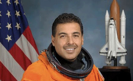 Renuncia a la NASA José Hernández, astronauta de origen mexicano