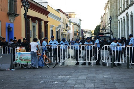 Impide paso antimotines al Zócalo de Oaxaca a indígenas inconformes; demandan diálogo con Gabino Cué
