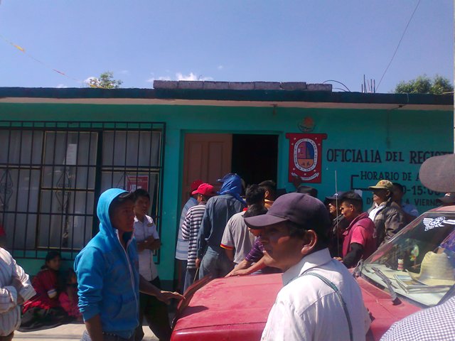 Indígenas triquis toman oficinas públicas y municipales en Juxtlahuaca