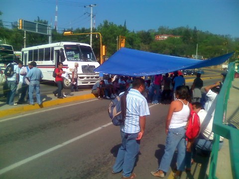 Bloquean extrabajadores crucero del IEEPO