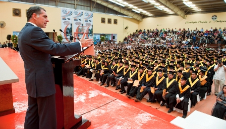 Pasión, compromiso y valores éticos, virtudes para transformar Oaxaca: Cué