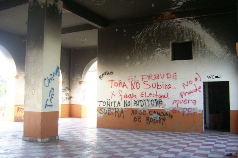 Gabino represor acusa ex líder magisterial; cárcel a 2 perredistas