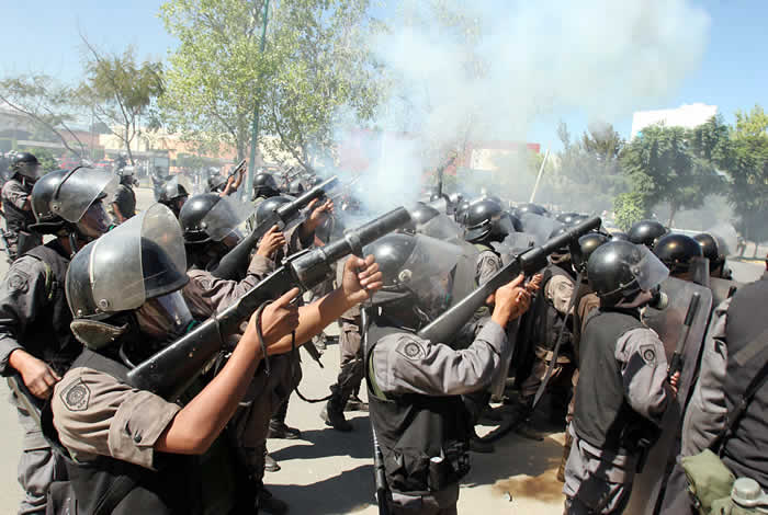 Lesionan a periodistas y dirigentes magisteriales guardias presidenciales, en Oaxaca