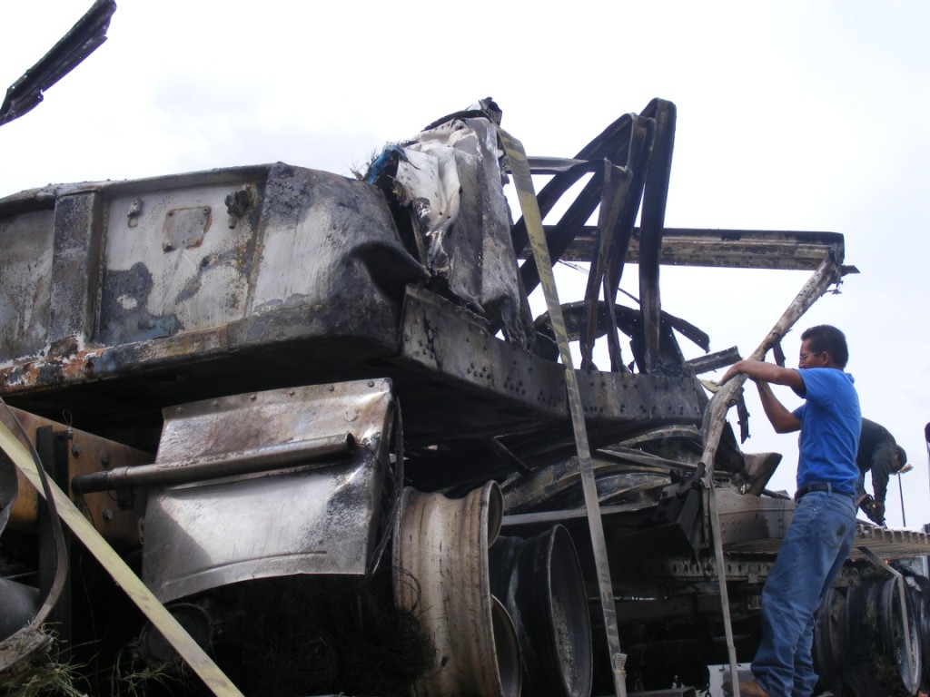 Sección 22 y APPO queman en el Zócalo tráiler de la Policía Federal