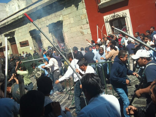 Demanda magisterio de Oaxaca destitución de tres funcionarios; del gobierno de Gabino Cué