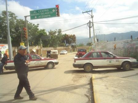 Taxistas bloquean circulación en el puente del Tecnológico