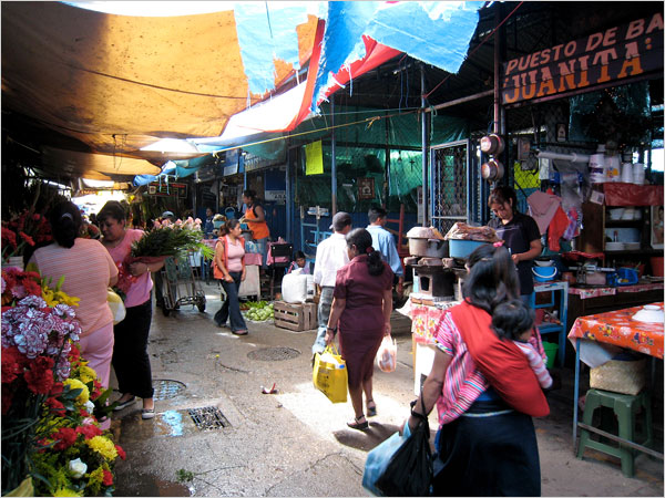 Amagan comerciantes de la Central con realizar movilizaciones
