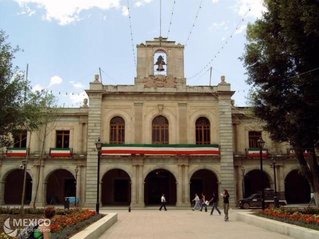 Estudiantes burlan seguridad, protestan al interior del Palacio de Oaxaca