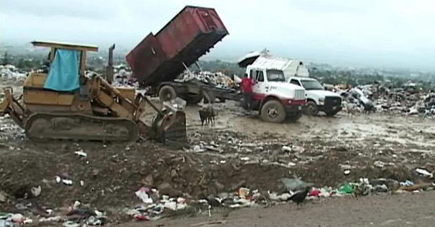 Exempleados de Zaachila bloquean entrada a tiradero municipal