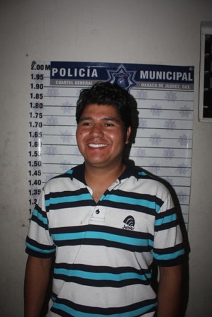 Sustrajo equipo digital y botella de tequila de centro comercial, a disposición del MP