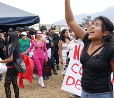 Siguen presos los defensores de animales, que protestaron ante histórica corrida de toros