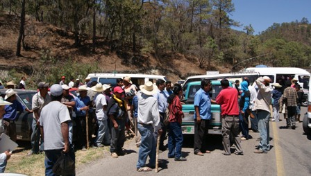 Bloquea Codep carretera; exigen liberación de funcionarios