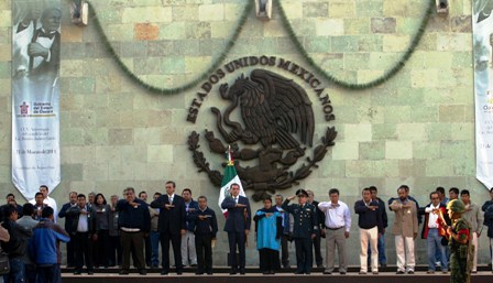 Gabino Cué rinde homenaje a Juárez, anticipa hora y elude protesta magisterial