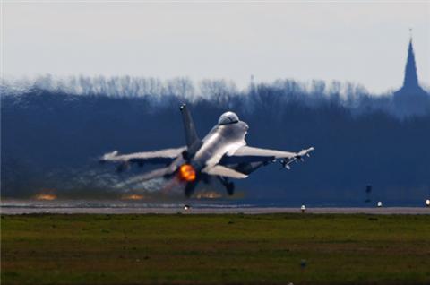 La OTAN impone a Libia-zona de exclusión aérea