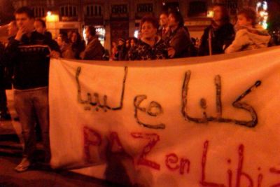 Españoles se oponen a invasión a Libia, protestan en Madrid